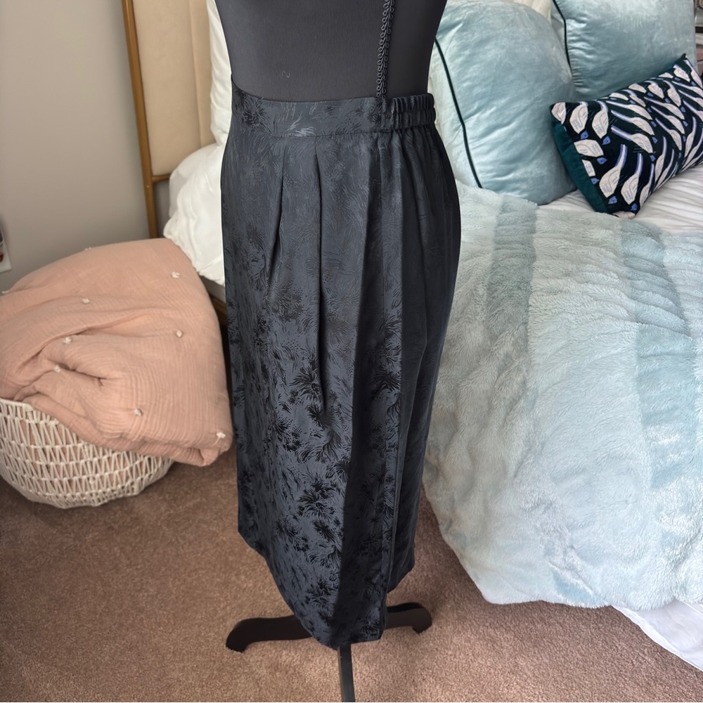 Chic Black Patterned Midi Skirt - image 2